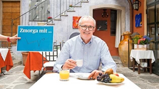 «Zmorga» im Innenhof des  «Cortile»: «Ich esse selten etwas zum Frühstück, aber ein Espresso gehört immer dazu», verrät Arno Sgier.
