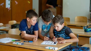 Schüler lernen in Poschiavo spielerisch das Programmieren und Robotik.