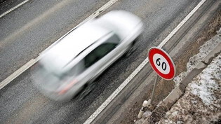 Tritt aufs Gaspedal: Eine Frau rast in Uznach mit 126 km/h auf eine Polizeikontrolle mit Tempolimit 60 km/h zu. Bild: Symbolbild Archiv 