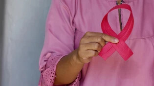 Die Farbe Pink sowie die pinke Schleife werden im Oktober, dem Solidaritätsmonat für Brustkrebs, oft zu sehen sein.
