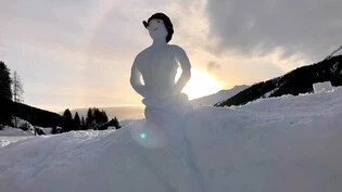Madame Delphine ist eine von vielen Schneeskulpturen beim Strandbad Davos.