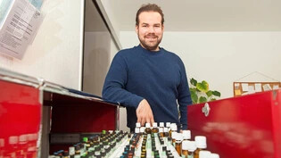 Eine Schublade voller Globuli: Marwin Zander präsentiert in der Praxis homöopathische Arzneimittel.