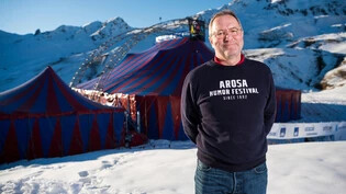 Über dem Nebel: Frank Baumann vor dem Festivalzelt bei der Tschuggenhütte, wo die besten Comedians ihre Auftritte haben. 