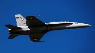 Im gemischten Flugraum stellen sie ein grosses Risiko dar: Ein F/A-18-Militärjet der Schweizer Armee kommt über dem Obersee einem Privatflugzeug auf wenige Meter nahe.