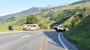 In einer Rechtskurve in der Nähe von Höhe La Fuorcha liegt das Unfallauto auf dem Dach.