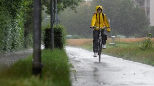 Trotz schlechtem Wetter: Dieser Velofahrer war auch am Donnerstag unterwegs.