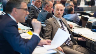 Ein Bild, wie es im Grossratssaal nicht mehr oft zu sehen sein wird: Urs Marti hört während einer Debatte im Jahr 2015 seinem FDP-Kollegen Rudolf Kunz (links) zu.