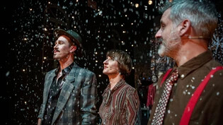 Let it snow: Markus Hareter, Martina Hug und Nikolaus Schmid (von links) singen und spielen sich in der Churer Postremise durch die Revue «Wenn hau kusch…»
