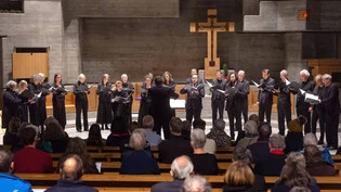 Vokalkunst a cappella: Der Bündner Chor Cantaurora, unter der Leitung von Peter Appenzeller, bannt sein Publikum in der Churer Heiligkreuzkirche.