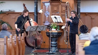Auftritt in der Maienfelder Amanduskirche: Daniel Sailer (links) und Marc Lardon spielen Bach-Werke in ungewohnt tiefer Tonlage.
