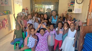 Freudige Begrüssung: Vereinsgründerin Irina Schreiber lässt sich im vergangenen Februar mit den Kindern einer von Saam Education unterstützten Schule in Kapstadt ablichten.
