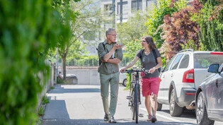 Wo sind asphaltierte Strassen wirklich nötig? Regula Ott und Richard Walder setzen sich für mehr Grün und damit für ein besseres Mikroklima ein.