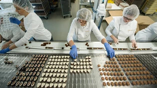 Es geht trotz Cyberattacke weiter: Laut Läderach-Mediensprecher Matthias Goldbeck kann beim Glarner Chocolatier bis auf einen Teilbereich nach wie vor produziert werden, auch der Verkauf in den Filialen ruht nicht.