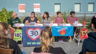 Gemeinsames Ziel: Gion Duno Simeon, Yvonne Michel Conrad, Selina Arquint, Agrena Schuler und Simon Gredig (von links) informieren über ihre Forderungen.