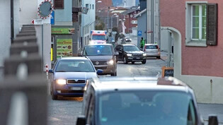 Prekäre Situationen: Werden enge Dorfstrassen wie im Bild in Zizers durch touristischen Ausweichverkehr verstopft, kommt auch der Krankenwagen nicht mehr durch. 