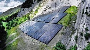 Marktabhängig: Die Rhiienergie AG produziert nur rund einen Viertel des Stroms selber, den sie an die Kundschaft in der Region und der übrigen Schweiz weiterverkauft, wie hier im Solarkraftwerk im ehemaligen Steinbruch in Felsberg.
