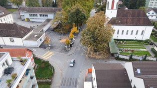 Umfassendes Projekt: In der Gemeinde Landquart wurde fast flächendeckend Tempo 30 eingeführt. Zwischen dem Schulhaus (links) und der Kirche (rechts) wurden zudem einige Fussgängerstreifen entfernt. 