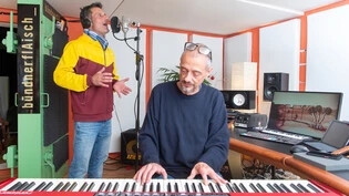 Mit Leidenschaft bei der Sache: Sergio Greco (links) und Michael Gertschen feilen im Studio in Scharans an «Hey Winnetou». Auf dem Bildschirm rechts läuft der Videoclip zum Song. 