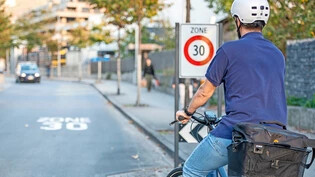 Verlangsamen macht allenfalls Sinn: Ein E-Biker fährt in eine Tempo-30-Zone, wo er bei zu hoher Geschwindigkeit mit einer Ordnungsbusse in Höhe von 30 Franken rechnen muss. 