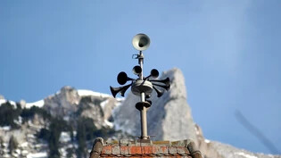 Eine von vielen: Im Kanton Glarus stehen 34 Sirenen auf diversen Hausdächern. Sie werden am Mittwoch wie jedes Jahr einmal getestet.