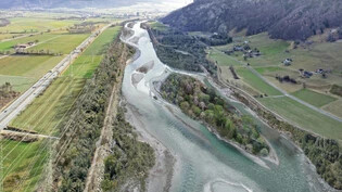 Im freien Fluss: Eine Visualisierung zeigt, wie sich der Rhein zwischen Bad Ragaz und Maienfeld – im Bild mit Blick in Richtung Landquart – nach der geplanten Aufweitung präsentieren wird. 