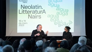 Dichtende unter sich: Carlos Coehlo mit Gianna Olinda Cadonau am rätoromanischen Literaturfestival in Nairs. 