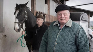 Pferdekenner: Hans Luchsinger (rechts) hat in den letzten 32 Jahren viele Pferde im Glarnerland, der March und im Gaster begutachtet und versichert – auch jene des Benkners Pius Holdener, der 36 Jahre im Vorstand der Glarnerischen Pferdeversicherungs-Genossenschaft war und damit das amtsälteste Mitglied. 