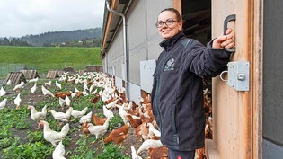 Türöffnerin zum Hühnerglück: Kristina Schroeder steht bei dem Tor, das sie kurz zuvor für die gefiederten Tiere geöffnet hat. 