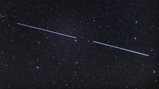 Im Weltall gehts hoch her: Eine Aufnahme vom Januar 2020 zeigt die dritte von seither knapp 80 Staffeln Starlink-Raketen, die auf ihrem Weg ins Weltall als Lichtstreifen am Himmel zu erkennen sind.