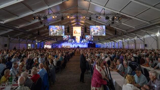 Volles Haus: Über 2000 Gäste verfolgen im Festzelt die 60. Generalversammlung der Ems-Chemie Holding AG.
