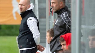 Aufmerksam: Trainer Aleksandar Zarkovic (links) leitet seit Herbst 2021 die Geschicke von Chur 97. 