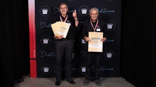 Punkten mit Leidenschaft und Können: Benedetg Simeon (links) und Robert Cathomas dürfen sich an der Disti-Suisse in Basel über die höchste Auszeichnung für ihren Betrieb als «Brennerei des Jahres 2023» freuen. 
