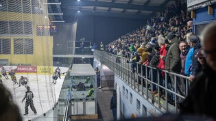 Viel Resonanz: Blick ins gut gefüllte Rund des Eisstadions in Arosa während des Derbys im Februar 2023.


