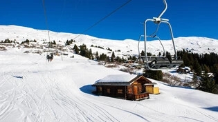Soll im nächsten Winter wieder Schneebegeisterte transportieren: Die Sesselbahn Hochwang, welche Skifahrerinnen und Winterwanderer von Fatschél nach Triemel bringt. 
