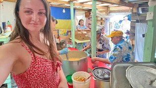Helfende in der Not: Kateryna Kozak macht ein Selfie in einem der vielen Notzelte – im Bild eine Essensausgabe – in Kiew. 