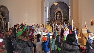 Nach der Kerzenweihe versammeln sich zur Lichterprozession alle Kinder und Jugendlichen um den Altar.  