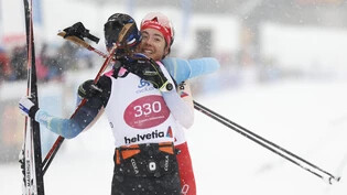 Zu früh gefreut: Die vermeintlich zweitplatzierte Giuliana Werro gratuliert der Französin Maelle Veyre zum später aberkannten Sieg am Engadin Skimarathon.