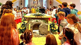 Mit 18 Gottesdiensten von Palmsonntag bis Ostermontag feierte die katholische Pfarrei Davos die österlichen Festtage. Gross und Klein genossen die feierliche Stimmung in den vollbesetzen Kirchen.
